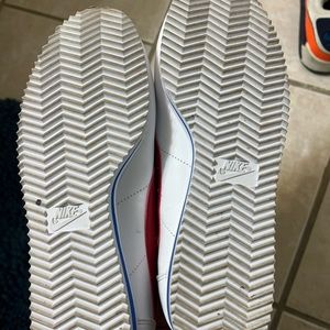 Nike Cortez Classic women’s size 9 *Missing Shoelace*